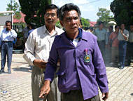 Mahasiswa Kelas Khusus FKIP Unikarta menggelar aksi mendukung pengangkatan kembali Syaukani HR sebagai Rektor Unikarta