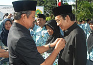 Pj Bupati Kukar H Sulaiman Gafur saat menyematkan Satya Lencana kepada Kepala Kandepag Kukar H Djamaluddin HD