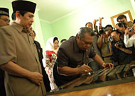 Didampingi Kakanwil Depag Kaltim Farid Wadjdy (kiri), Wabup Samsuri Aspar menandatangani prasasti peresmian gedung baru Kandepag Kukar