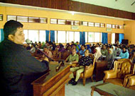 Kepala LPMP Kaltim Drs Idham Halid MM ketika menyampaikan sambutannya pada penutupan Diklat Peningkatan Kompetensi Non Profesi Guru