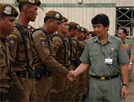 Sekkab Kukar HM Husni Thamrin mengucapkan selamat kepada personel Satpol PP Kukar yang baru usai mengikuti diklat