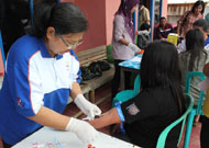 Suasana pengambilan sampel darah PSK di lokalisasi Kitadin, Kecamatan Tenggarong Seberang