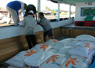 Bantuan beras untuk sementara diberikan untuk 2 kecamatan yang paling parah ditimpa banjir musiman