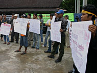 Para pengunjukrasa mambwa sejumlah poster saat melakukan aksi damai di Distamben Kukar