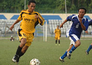 Aksi Nurdiansyah dari PS BPKD yang menyumbang 1 gol terakhir bagi kemenangan timnya atas PS Panji Putra