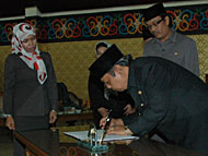 Plt Bupati Kukar Samsuri Aspar menandatangani berita acara pengesahan RAPBD menjadi APBD Kukar 2008