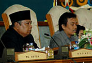 Wabup H Samsuri Aspar bersama Ketua DPRD Rahmat Santoso pada Rapat Paripurna X dengan agenda penyampaian RKU Perubahan APBD 2007