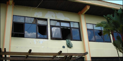 Kaca jendela di ruang Komisi II DPRD Kukar terpaksa dipecah untuk memudahkan pemadaman api
