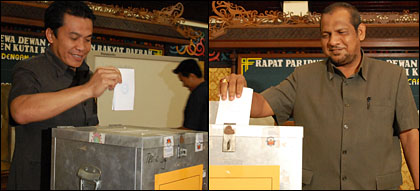 Dua calon Ketua DPRD Kukar, Salehudin (kiri) dan Abubakar (kanan), ikut melakukan pemungutan suara
