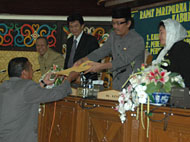 Yusrani Arran menyerahkan dokumen Kata Akhir Fraksi Partai Golkar kepada Ketua DPRD Rahmat Santoso