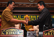 Wabup Ghufron Yusuf menyerahkan dokumen KUA PPAS 2011 kepada Wakil Ketua DPRD Kukar Marwan