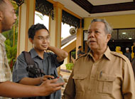 HM Yusuf AS (kanan) usai memimpin rapat tertutup membahas usulan penggantian Ketua DPRD Rachmat Santoso