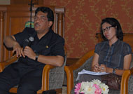 Sekkab HM Aswin saat mempin rapat didampingi Ketua KPU Kukar Rinda Desianti