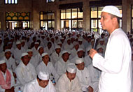 Ustadz HM Arifin Ilham ketika memberikan hikmah dzikir dihadapan ribuan umat Muslim Kukar di Masjid Agung Sultan Sulaiman, Tenggarong
