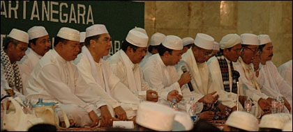 Ustadz Haryono (tengah) saat memimpin jalannya Doa dan Dzikir