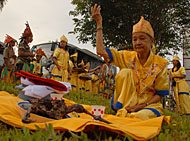 Seorang Dewa saat melaksanakan ritual Menjamu Benua