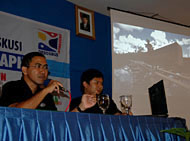 Tantyo Bangun (kiri) ketika melakukan presentasi Essay Photography di Balikpapan, Sabtu (24/09) lalu