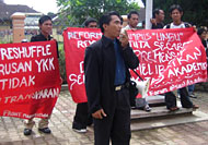 Para mahasiswa yang tergabung dalam FAMU saat menggelar aksi damai di depan gedung Rektorat Unikarta, Tenggarong, tadi pagi
