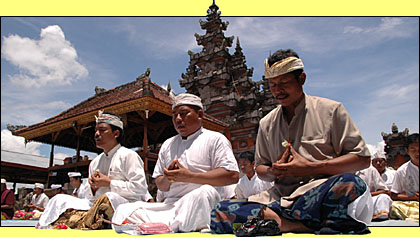 Ritual persembahyangan di Pura Payogan Agung menandai dimulainya pembukaan Festival Bulan Purnama Bali