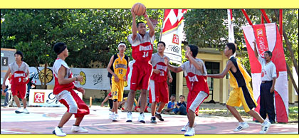 Suasana pertarungan babak final antara Unikarta (merah) melawan STIE Samarinda (kuning) di lapangan basket Unikarta, Tenggarong, Sabtu (02/07) sore