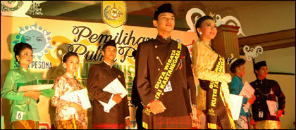 Dedi Riyanto dan Ririn Alfionita beserta finalis terbaik lainnya dalam ajang Pemilihan Putra-Putri Duta Wisata Kukar 2006