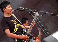 Penampilan salah satu peserta Flexi Indie Festival 2008 di Tenggarong tadi siang