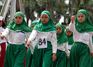 Para pelajar putri SD Muhammadiyah Tenggarong dengan semangat mengikuti Lomba Gerak Jalan