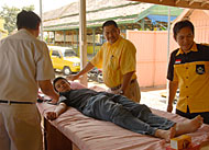 Sekretaris Partai Golkar Kukar H Awang Yacoub didampingi Junaidi memperhatikan peserta donor darah