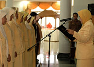 Ketua GOPTKI Kukar Hj Anna Husni Thamrin (kanan) saat melantik 5 Pengurus Ranting GOPTKI