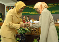 Ketua GOPTKI Kukar yang baru, Ny Hj Anna Husni Thamrin (kiri), memasangkan cincin kepada ketua lama Ny Hj Aisyah Arfan