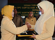 Ny Hj Anna Husni Thamrin menyerahkan memori kerja kepada Ketua GOPTKI Kukar yang baru Ny Hj Futum Hubaib Aswin