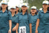 Para peserta putri salah satu SLTA di Tenggarong dengan penuh semangat tetap tampil ceria dalam Lomba Gerak Jalan tadi siang