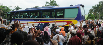 Para pengantar melambaikan tangan saat bis yang membawa jamaah calhaj Kukar mulai bergerak menuju Balikpapan