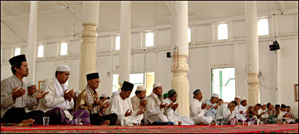 Umat Islam kota Tenggarong saat mengikuti haul Pengeran Noto Igomo dan Sultan AM Sulaiman di Masjid Jami