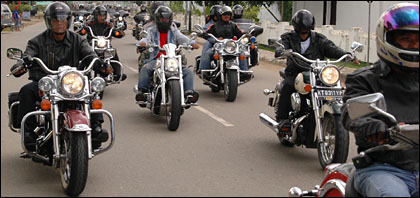 Konvoi peserta tur HDCI Kalimantan Bike Festival 2005 ketika memasuki kota Tenggarong, Jum'at (02/12) kemarin