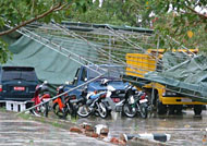 Salah satu dari 2 tenda tempat parkir kendaraan bermotor di halaman Kantor Bupati Kukar yang ambruk akibat tiupan angin kencang disertai hujan deras