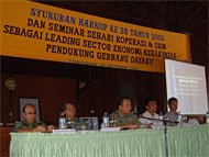 Assisten IV H Basran Yunus (tengah) ketika membuka seminar dalam rangka HUT Koperasi ke-58 di Tenggarong