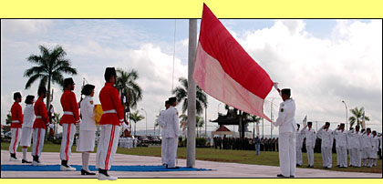 Para anggota Paskibra Kukar 2005 bersiap mengibarkan Sang Saka Merah Putih
