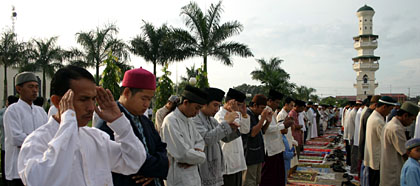 Umat Muslim di kota Tenggarong saat melaksanakan Salat Ied yang meluber hingga halaman Masjid Agung Sultan AM Sulaiman