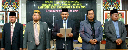 Cawabup nomor urut 1 Drs HM Irkham ketika membacakan ikrar bersama pasangan calon peserta Pilkada Kukar 2005 didampingi dua pasangan Cabup-Cawabup Kukar lainnya