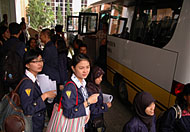 Para mahasiswa FKH IPB bersiap meninggalkan Tenggarong menuju 3 kecamatan berbeda yakni Kecamatan Anggana, Marang Kayu dan Samboja