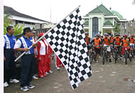 Plt Bupati Samsuri Aspar melepas keberangkatan peserta Cross Country sepeda gunung