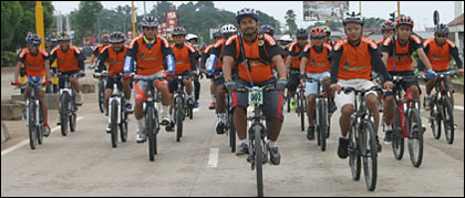 Para peserta Jambore Sepeda Gunung se-Kaltim saat melintasi Jalan Jenderal Sudirman