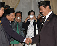 Bupati Kukar H Syaukani HR (kanan) memberikan ucapan selamat kepada dr Jantje Taroreh usai pelantikan pejabat eselon II dan III di lingkungan Pemkab Kukar