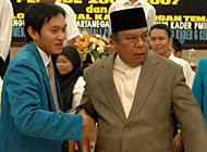 Ketua Umum PC PMII Kukar 2006-2007 Junaidi bersama Wabup Kukar H Samsuri Aspar