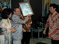 Mantan Kajari Tenggarong Timbul Manullang didampingi istri dengan bangga menunjukkan foto kenang-kenangan dari Pemkab Kukar yang diserahkan Sekkab HM Husni Thamrin