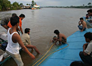 Para penyelam dan petugas ketika berupaya mengeluarkan barang-barang penumpang yang masih berada didalam kapal