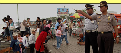 Kapolres Kukar AKBP Darmawan Sutawijaya (kanan) didampingi petugas Dishub Kukar saat meninjau situasi di Dermaga Penyeberangan Pulau Kumala, Tenggarong, Sabtu (28/10) sore