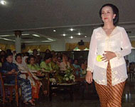 Seorang ibu yang tampil dalam Lomba Busana Kartini di Pendopo Odah Etam, Tenggarong