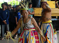 Aksi warga Dayak Benuaq membawakan tarian Belian